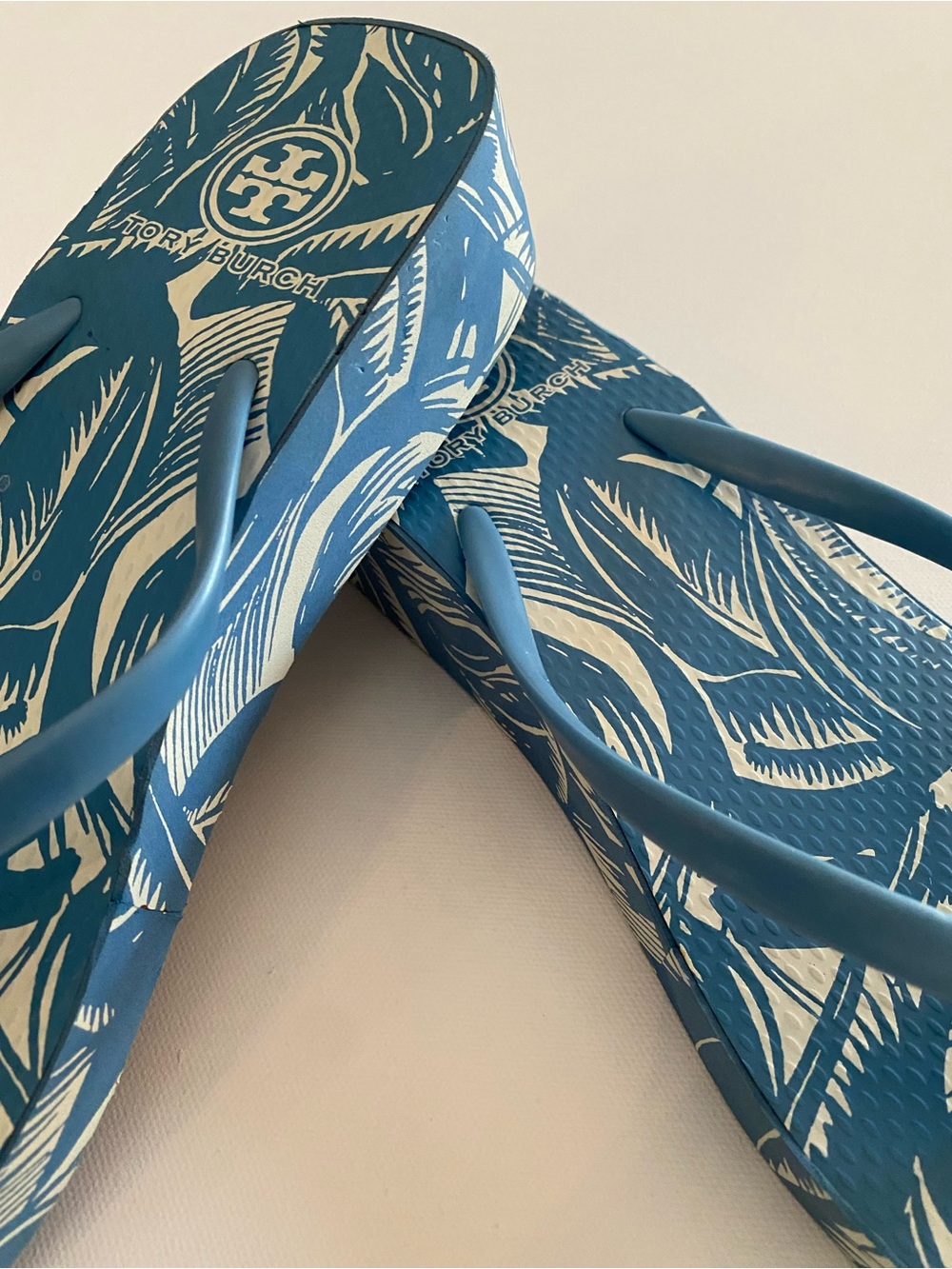Tory Burch Blue Tropical Print Platform Flip Flop Sandals, Size 8 - Picture 4 of 9